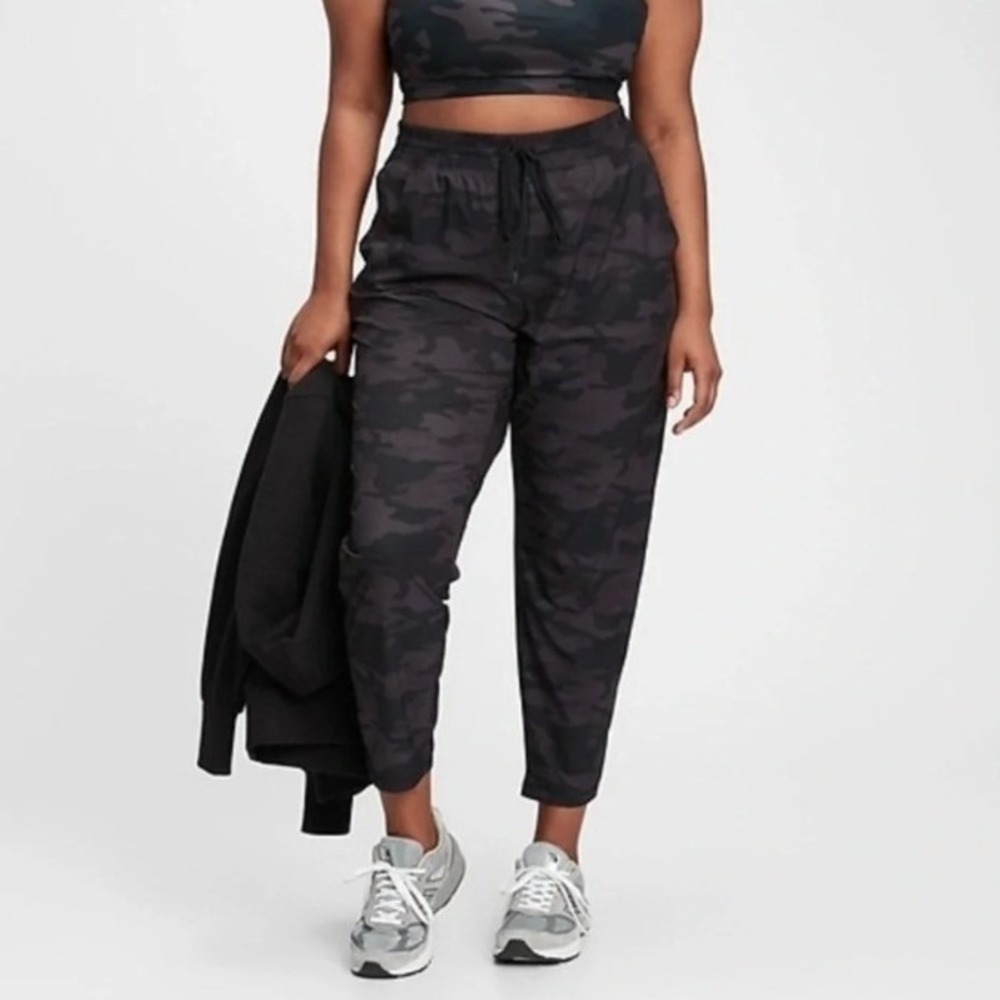 Gap Fit Women's Size Medium Petite Recycled Woven Pants Black Gray Camo Pockets